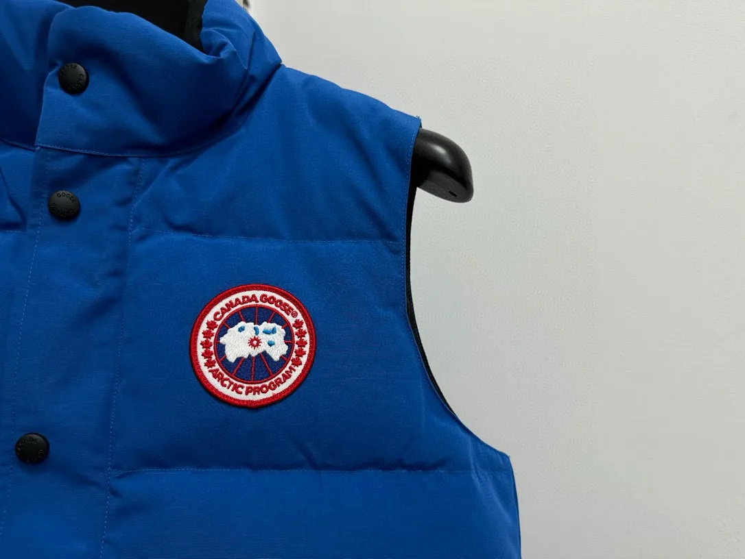 P360 [Canada Goose] Canada Goose #Freestyle Crew 4154M Men’s and Women’s Vest Down# ➖ Imported Behringer embroidery machine with customized 10,000-needle embroidery logo! ➖ Imported 21-count polyester-cotton blended original fabric, using Feather-Light 10D waterproof coating fabric, made of 84.5% polyester fiber and 15.5% cotton, 100% the best feel in the entire network! ➖ The genuine official website uses the national standard 80 white duck down, and will never be misled by false claims such as 90 down or goose down! ➖ 100% nylon nylon lining with double double-layer sealing design to prevent velvet from running away. Top-grade polar fleece is used in the collar and pockets to keep warm and comfortable! ➖ Yoshida YKK provides original custom-made electroplated sliders. YKK two-way lockable zippers are tight and smooth and will not peel off paint! ➖ 3M composite original Velcro is durable, and all accessories and hardware are disassembled and customized! ⛔No slander, no exaggeration, no need for too much copywriting, because it is focused, it is professional!  SIZE: XS S M L XL XXL